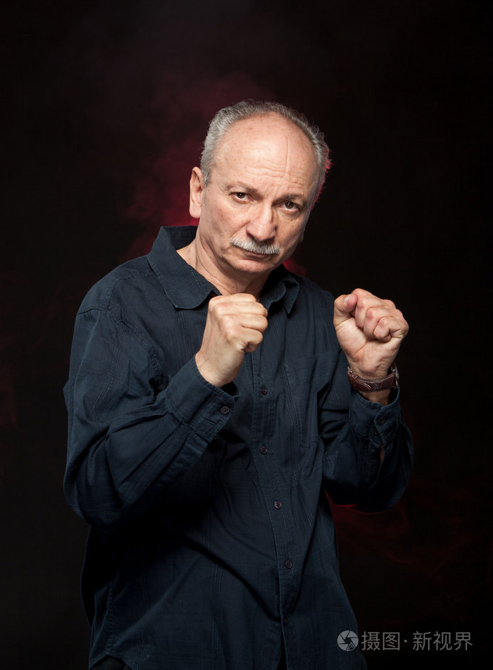 老人拳击手的姿势