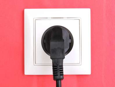 白色电插座与插头在墙上