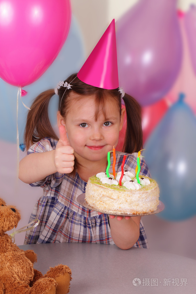 精彩的小女孩庆祝她的生日