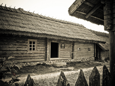 老木房子与村子里的茅草屋顶
