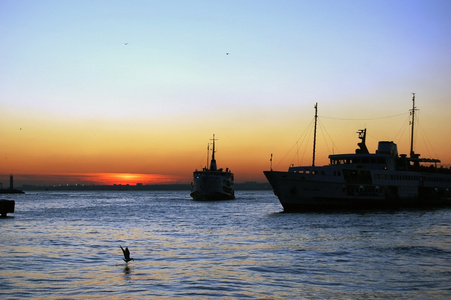 夕阳与船舶