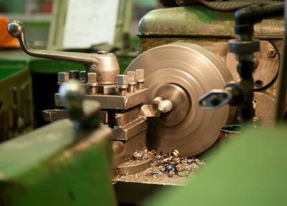 锁匠车床, 维修设备, 金属工作在冶金厂在维修生产车间车床车间在车间