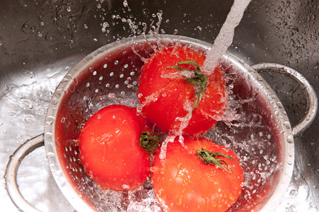 洗西红柿照片