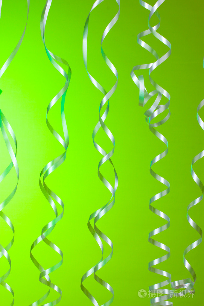 美丽的彩带绿色背景