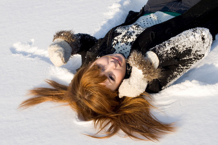一个女孩躺在雪上的肖像