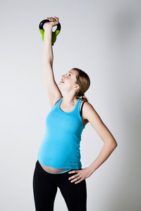 怀孕妇女行使与 kettlebell