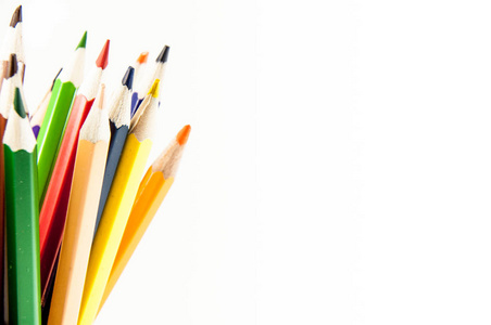 许多彩色的铅笔在垂直位置