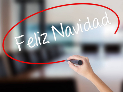 女人手写作费利斯纳维达 圣诞西班牙语 w