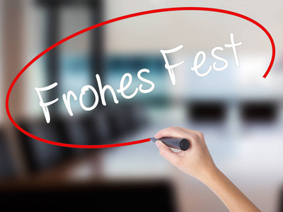 与女人手写作 frohes fest 在德国圣诞快乐