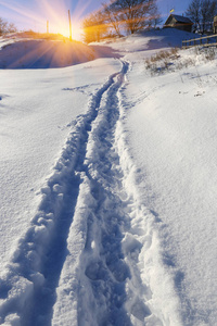 在被白雪覆盖的草地上的路径