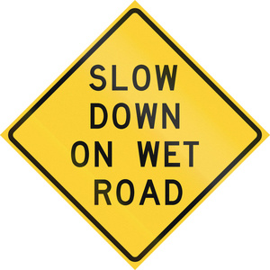 道路标志使用在美国德克萨斯州湿滑的路面上慢一点