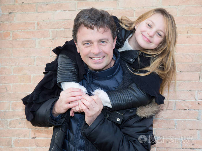 金发碧眼的女儿拥抱四十岁父亲