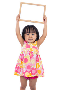 亚洲中国的小女孩抱着空白白板