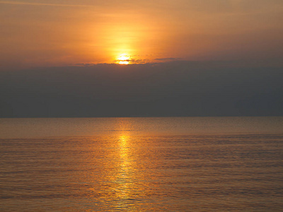 海上日出