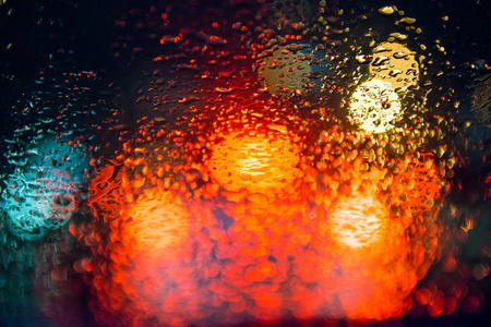 雨落在窗口与街道景灯