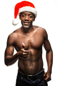 肌肉赤膊年轻黑人在圣诞老人的帽子