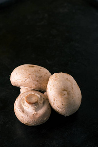 香菇蘑菇黑色托盘上的细节