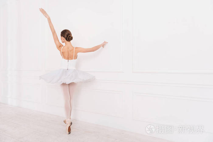 优雅的女性站在芭蕾舞姿