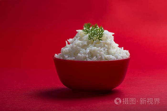 在红色背景上的红色碗米饭纯白色印度香米