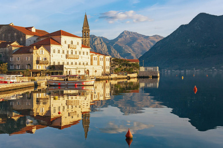 阳光明媚的冬日，在 Perast 小镇。黑山