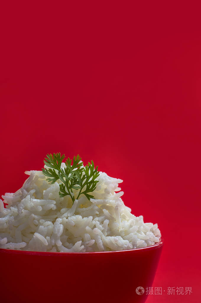 在红色背景上的红色碗米饭纯白色印度香米