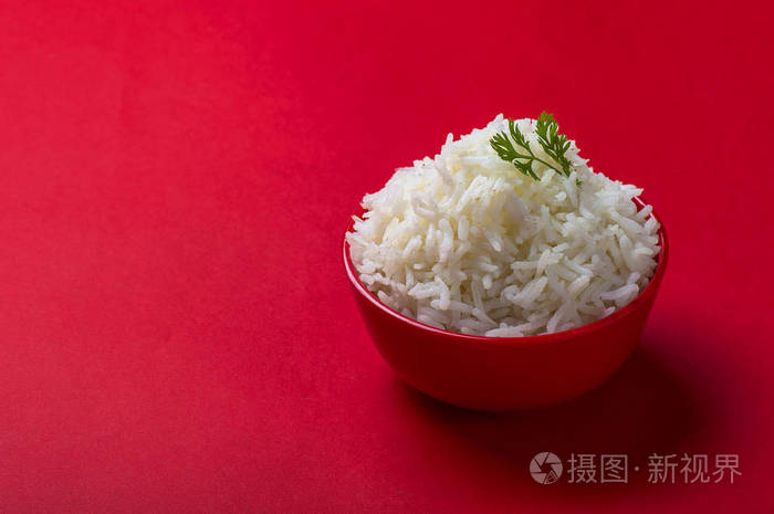 在红色背景上的红色碗米饭纯白色印度香米