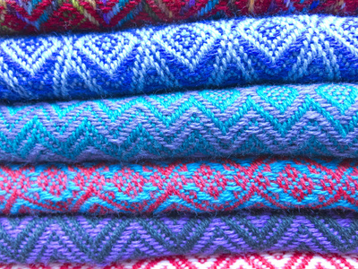 在市场上，拉巴斯，玻利维亚的安第斯毛毯