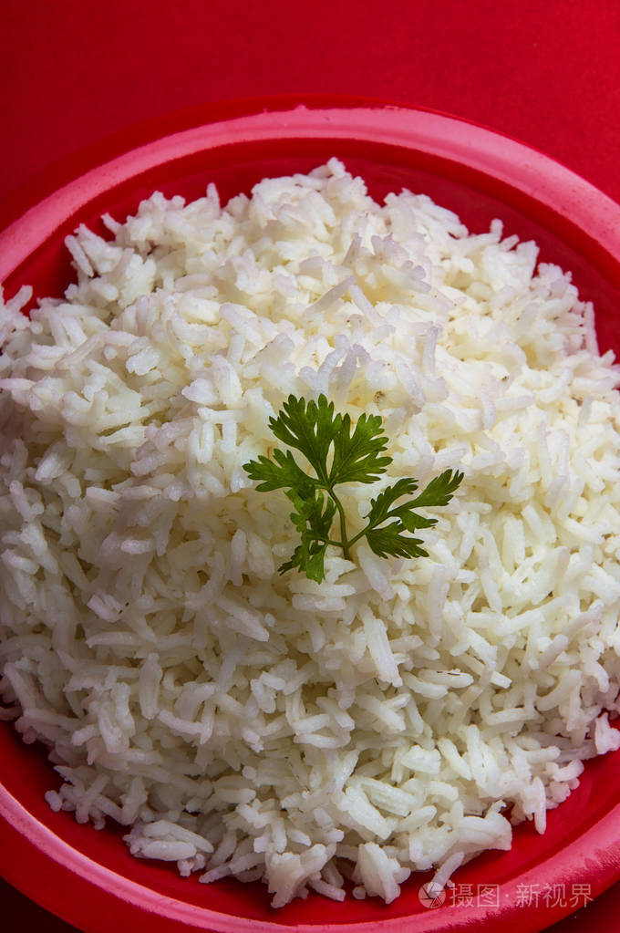 在红色背景上的红板纯白色印度香米米饭照片-正版商用图片0w0w7q-摄图