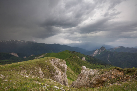 形成和运动的夏天山坡，Adygea 大撒奇以及高加索山脉上空的云