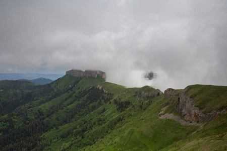 形成和运动的夏天山坡，Adygea 大撒奇以及高加索山脉上空的云