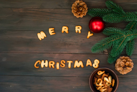 快乐圣诞词用饼干的字母写在木桌子上