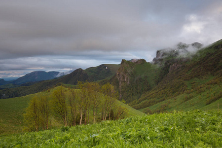 形成和运动的夏天山坡，Adygea 大撒奇以及高加索山脉上空的云