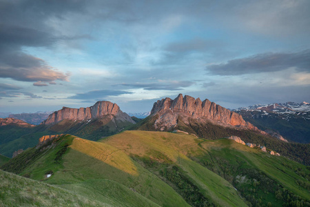 形成和运动的夏天山坡，Adygea 大撒奇以及高加索山脉上空的云