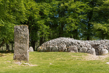 Menhir 和圆形的墓地在血浆凯恩斯