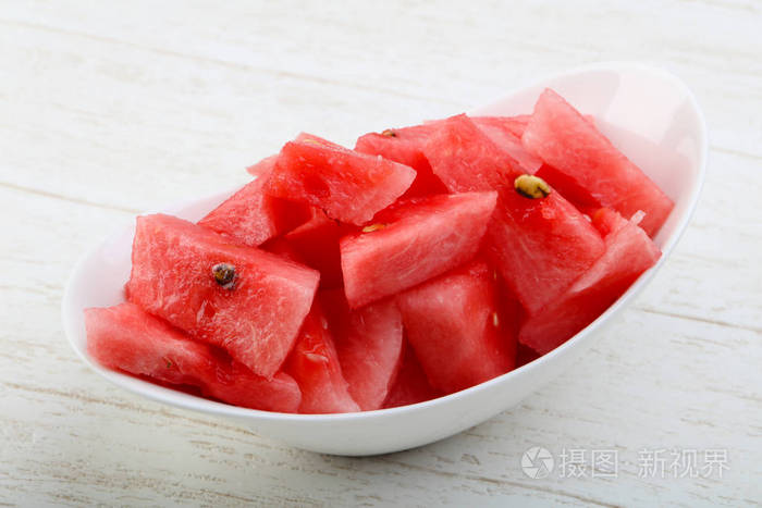 碗里的切碎的西瓜