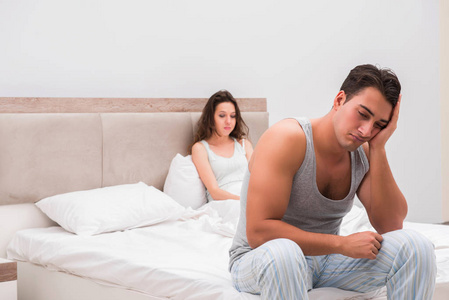 家庭冲突与妻子和丈夫躺在床上
