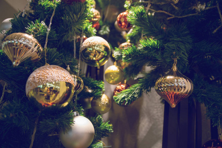 从装饰的圣诞树上挂着的小玩意儿。模糊和复古