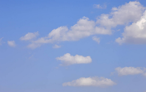 天空中的云彩，明亮的秋日