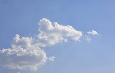 天空中的云彩，明亮的秋日