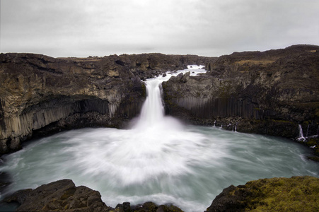 Aldeyjarfoss 是在冰岛壮观的瀑布