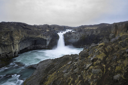 Aldeyjarfoss 是在冰岛壮观的瀑布