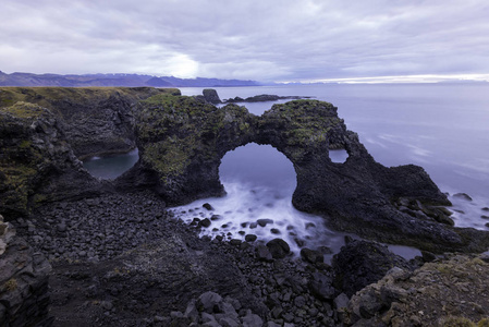 在 Snaefellsnes 半岛，西方冰岛 Gatklettur 石拱门