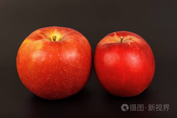 两个红色熟透了的苹果关闭