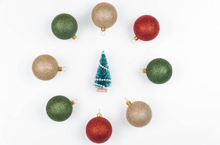圣诞树用五颜六色的气球