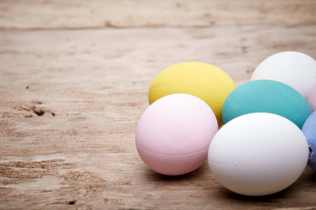 复活节假期传统和物体概念彩色复活节彩蛋在木制表面