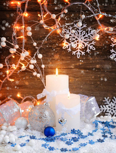 圣诞蜡烛用圣诞装饰品和圣诞灯。节日圣诞节背景