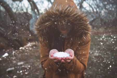 女孩在森林里吹雪