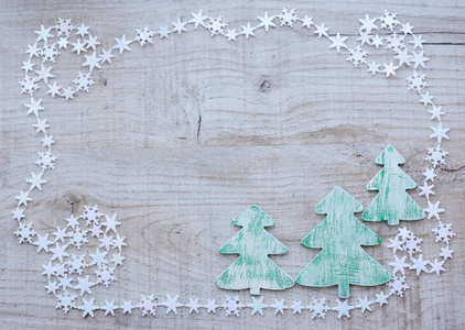 贺卡。装饰圣诞树上木制的背景。圣诞节背景与空间为您的文字