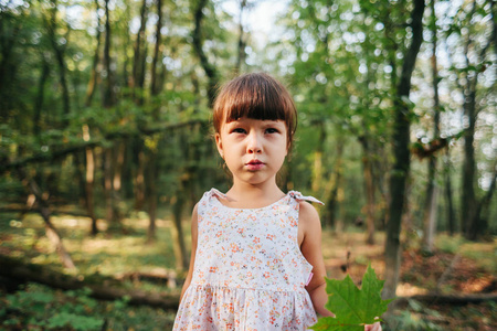 一个女孩在树林里的肖像