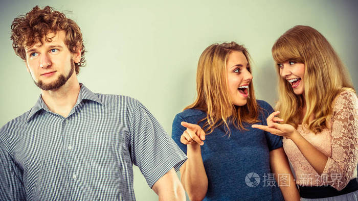 两个女人说话人的闲话